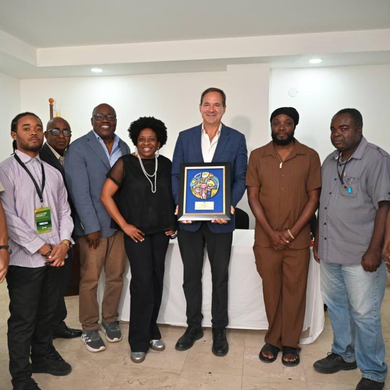 Issa defends traditional media, recalls why journalism mattered after hurricane