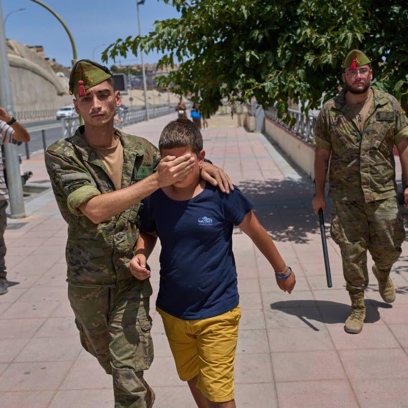 Hundreds of migrant children stranded after mass crossing