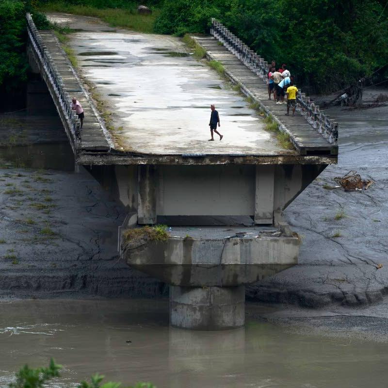 Hundreds feared stuck in hydropower tunnels