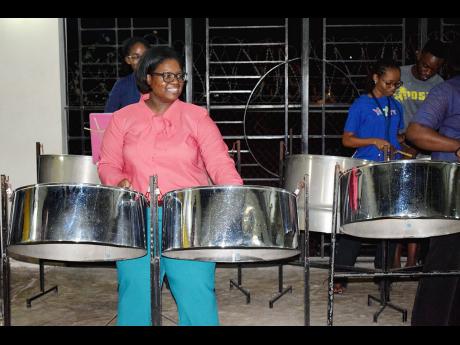 arts-roxanne1.jpg?itok=RqZn4XUu