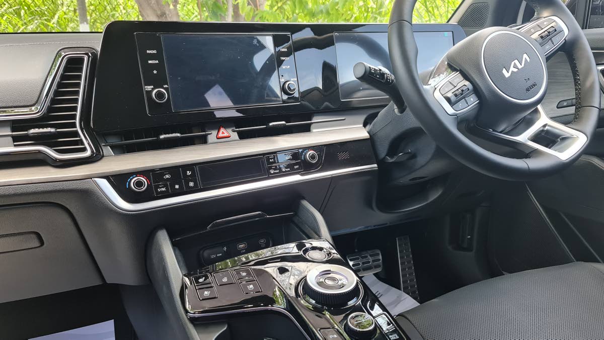 The infotainment and audio systems offer integration with mobile devices via Android Auto or Apple Carplay.