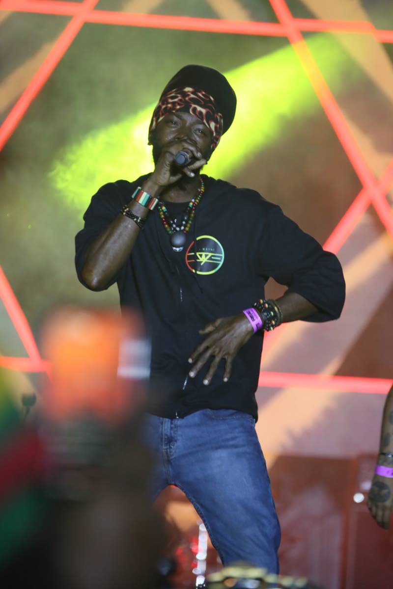 I-Wayne performing his single ‘Lava Ground’.