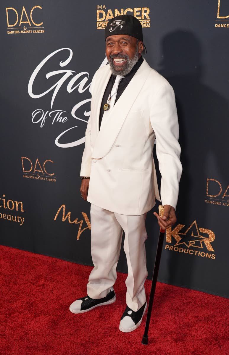 Lifetime Achievement Award recipient Ben Vereen walked the red carpet in an all-white double-breasted suit.