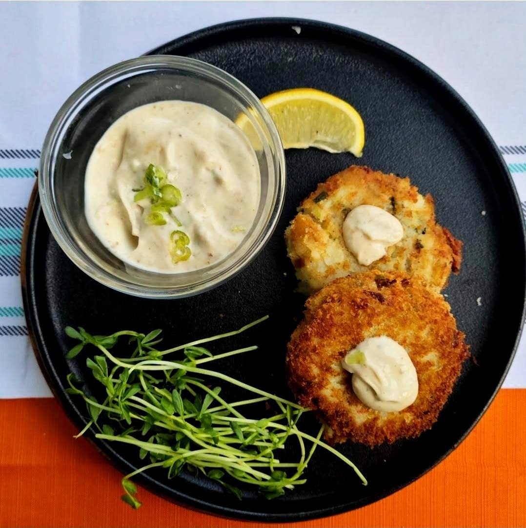 Low on 
calories and 
big on taste, 
spicy tuna cakes incorporate canned 
tuna and can be served with a spicy mayo sauce.