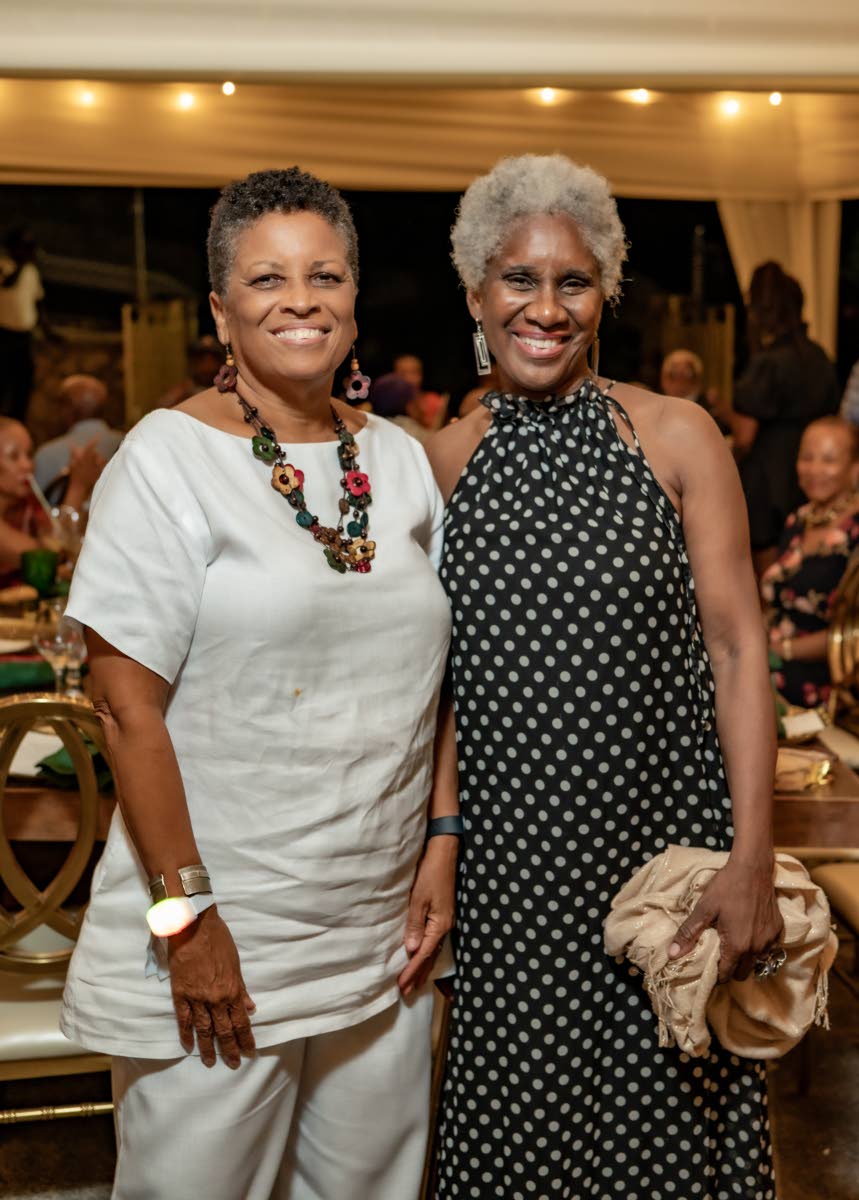 Louise Fletcher (left) pairs up with Lou Anne Barclay for a quick photo.