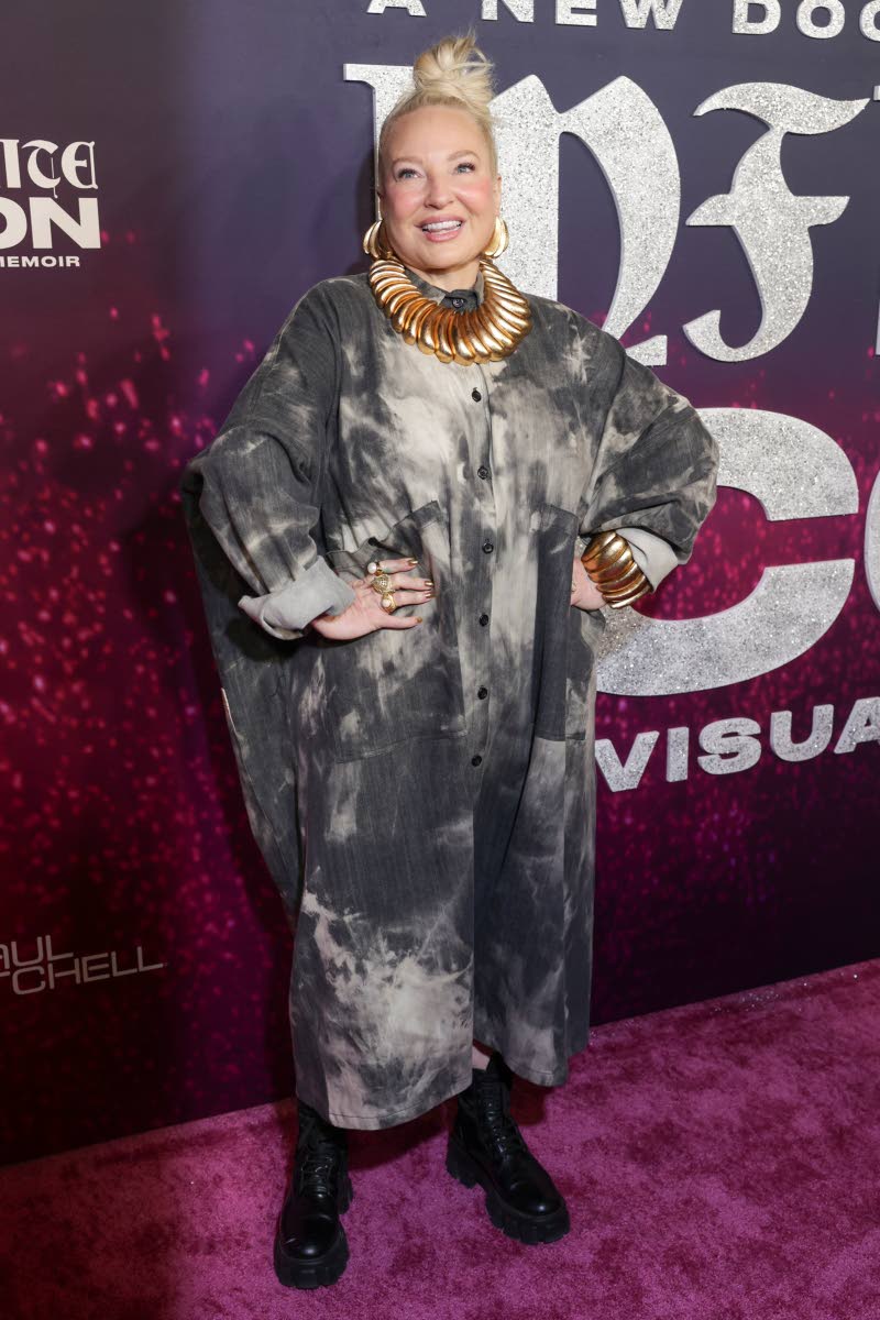 Sia brings all the ‘Cheap Thrills’ energy to Paris Hilton’s ‘Infinite Icon: A Visual Memoir’ premiere.