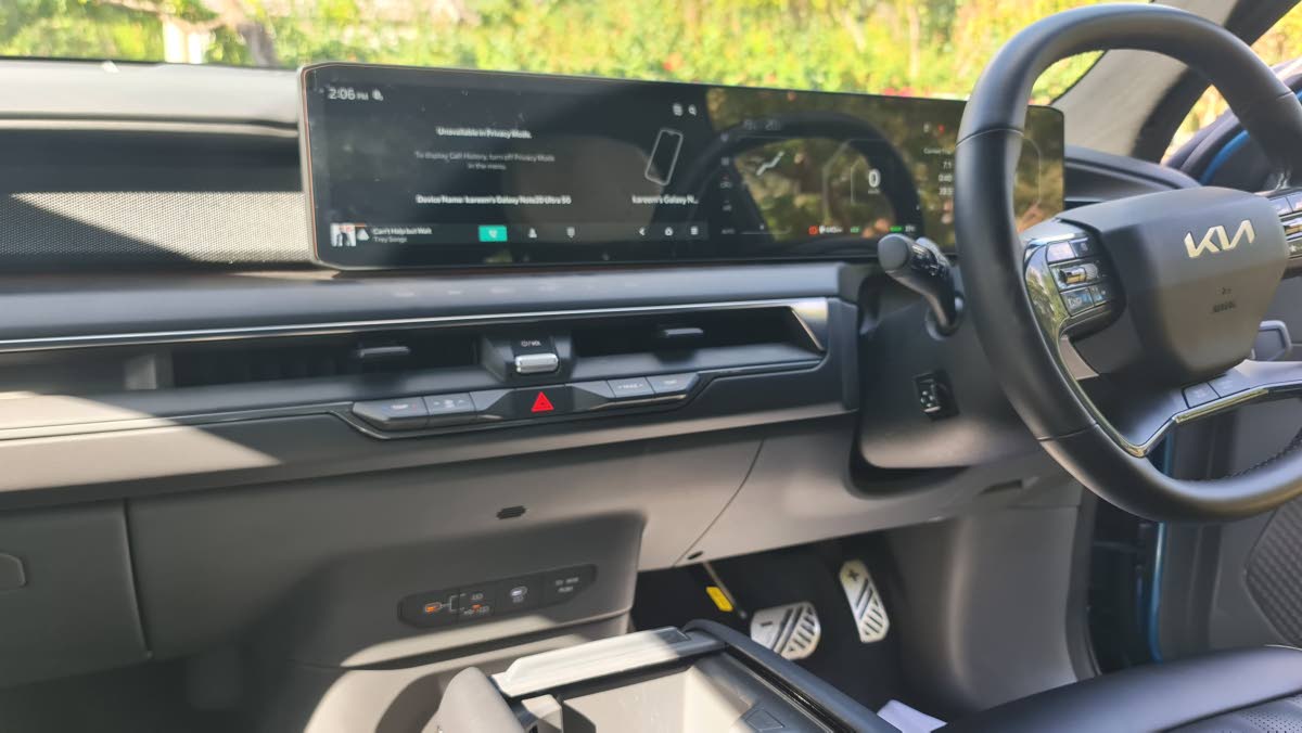 Optimising the flat floor of the E-GMP platform, the floating centre console provides an open, airy feeling while housing the essential haptic controls and ample storage for daily essentials.