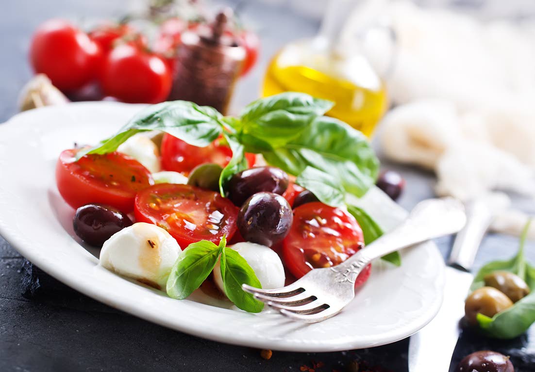 The Mediterranean diet not only improves cardiovascular health, but also supports a healthy weight and healthier lifestyle habits.