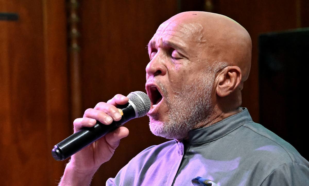 Edmund ‘Eddie’ Carter performs ‘Cuando Calienta el Sol (When the Sun Heats Up)’. 