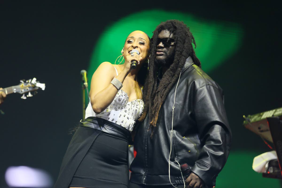 Mortimer returns to join Alaine and Protoje on stage for a collaborative moment.