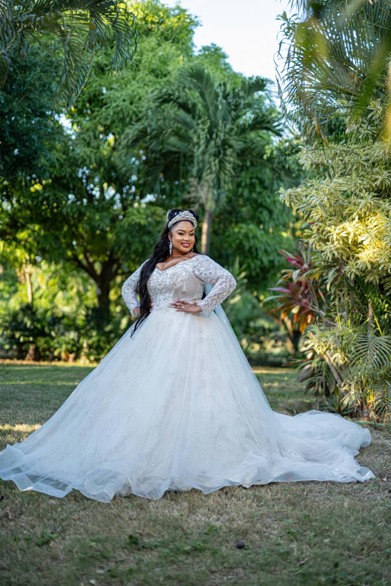 Shantall always envisioned herself in an elegant wedding dress. So when it came time to say ‘I do’, she chose a fit-and-flare ball gown from LuxBrides Ja.