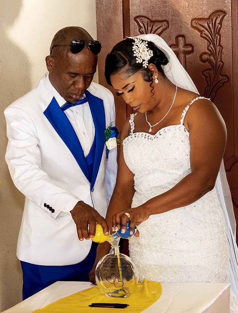 The newlyweds honour the timeless tradition of a sand ceremony as a symbol of their matrimonial unity. 