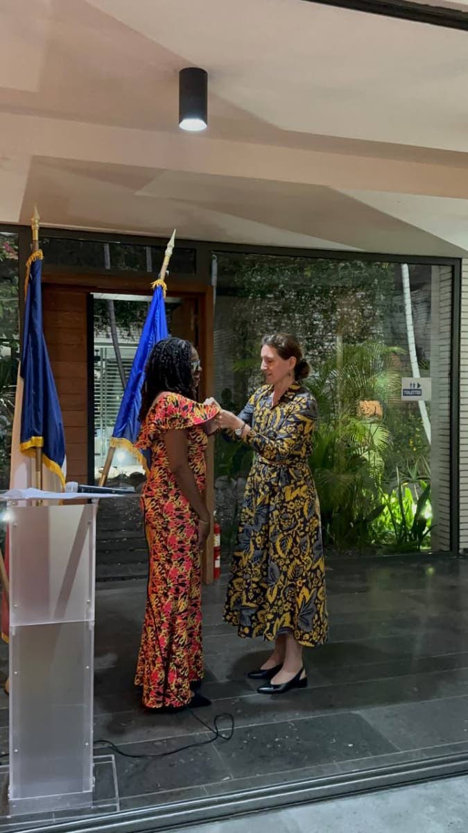 Shelley Wong, receiving her award from Marianne Ziss, ambassador of France to Jamaica. 