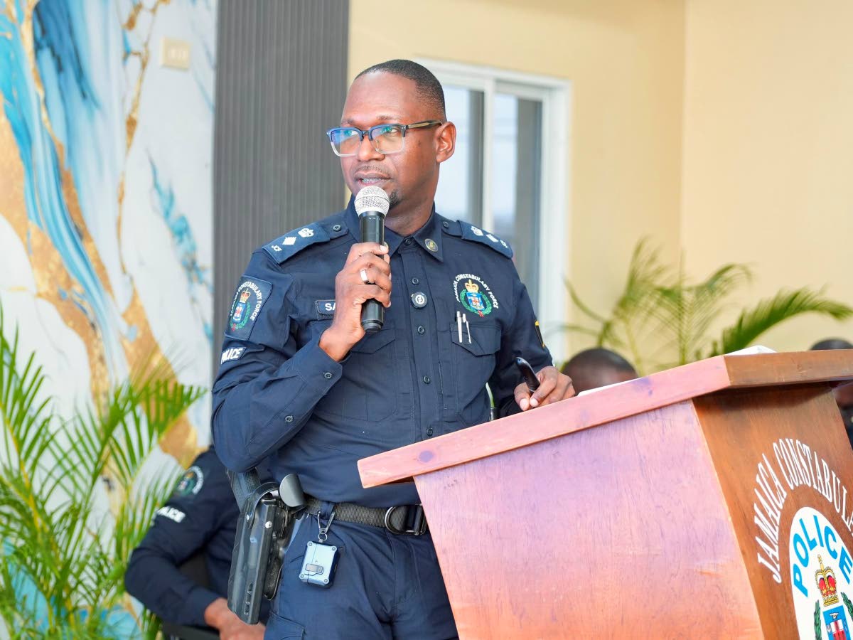 Senior Superintendent of Police Eron Samuels addressing the Area One town hall.