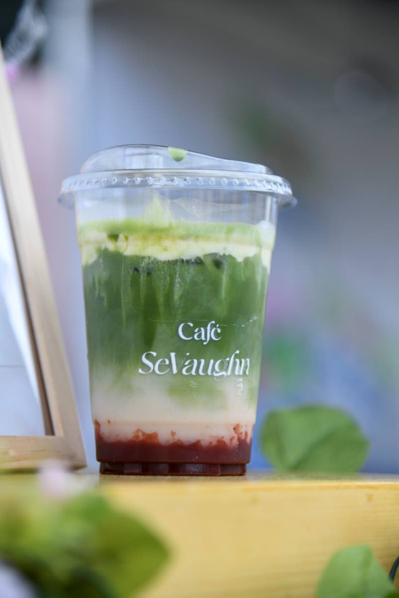 If you love matcha and strawberries, then this is the perfect combination for you: the strawberry matcha. 