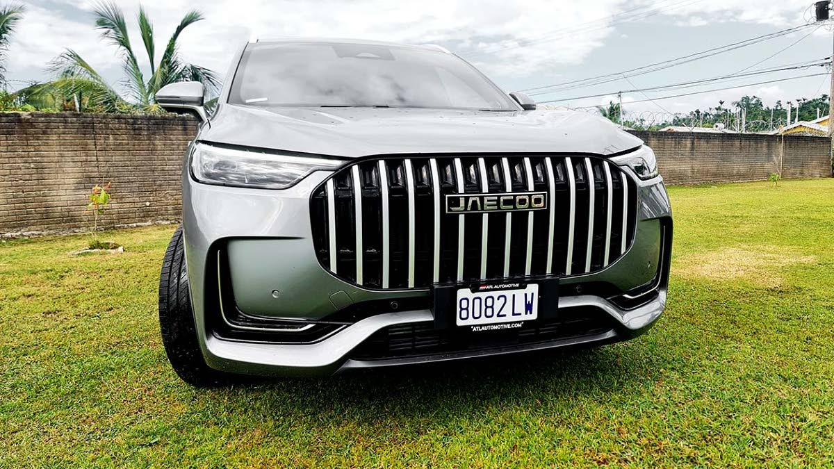 The bold chrome slats and intricate bumper detailing showcase the new design philosophy Jaecoo is using to carve out its own space in the premium market.