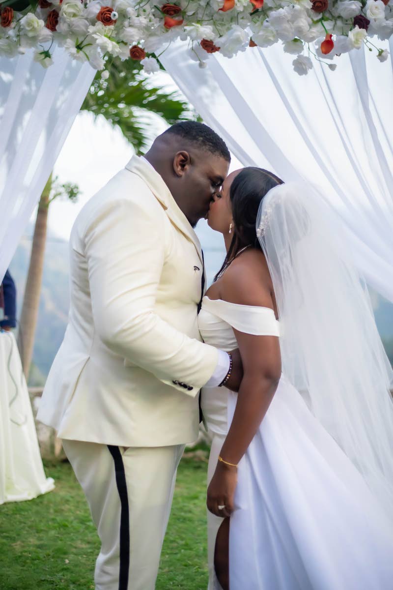 Newlyweds Dexter and Tamalcia Johnson share a sweet kiss.
