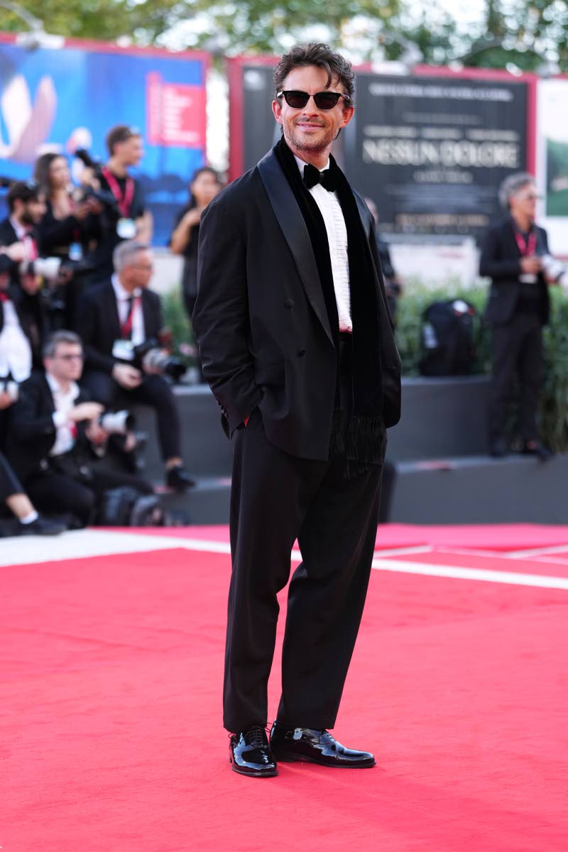Jonathan Bailey is dapper as ever in a custom shawl-collar tuxedo by Giorgio Armani. 