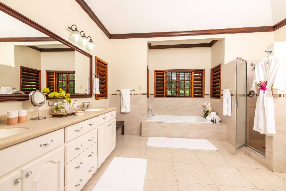 Well-appointed en suite bathrooms. 