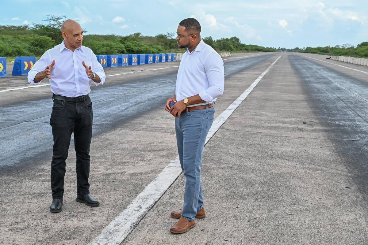 Chief Executive Officer, National Reconstruction and Resilience Authority (NaRRA), Major General (Ret’d) Ambassador Antony Anderson (left), in conversation with Jamaica Information Service (JIS) Chief Executive Officer, Giovanni Dennis, during a Special 