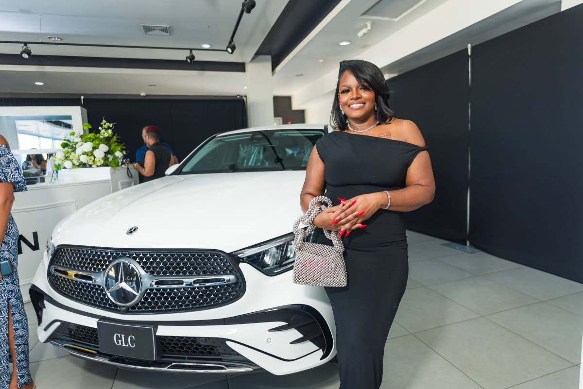 Attorney Kendra Kennedy keeps things sleek in all-black with a silver top-handle purse.