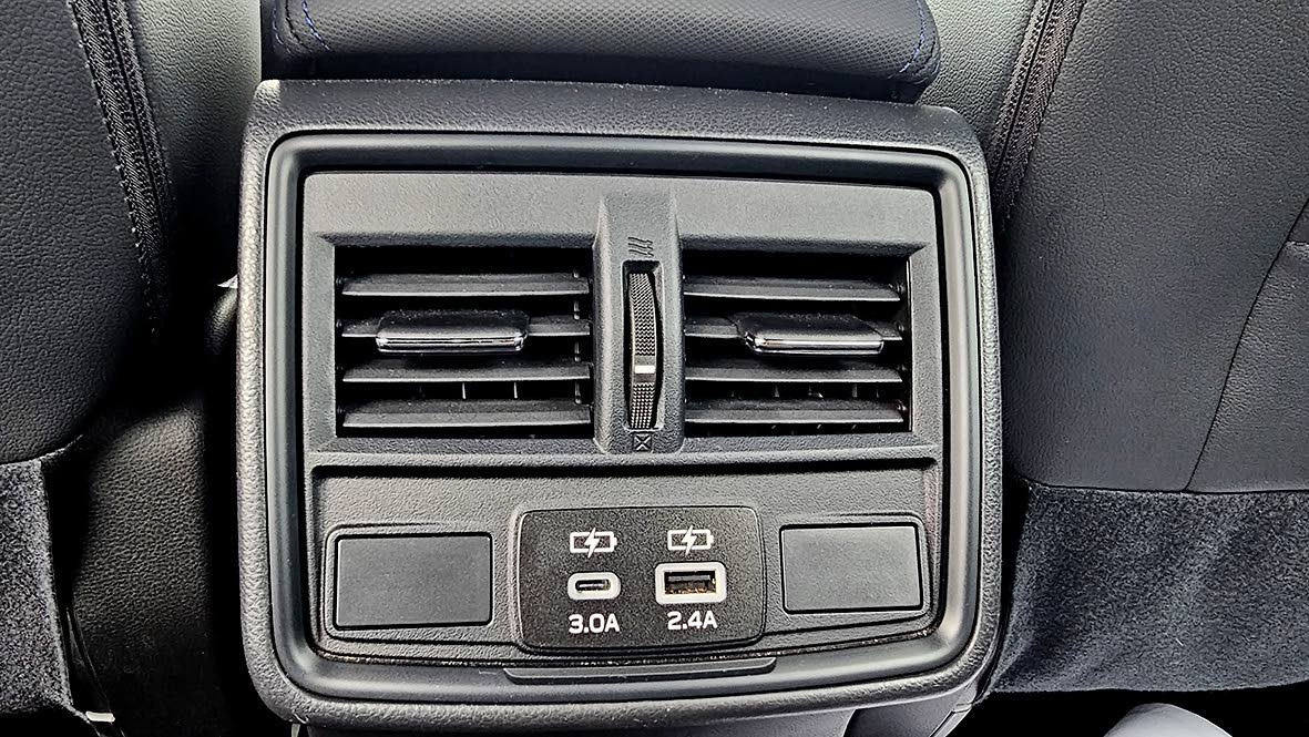 Dedicated directional climate vents mounted behind the center console ensure consistent airflow distribution for second-row passengers.