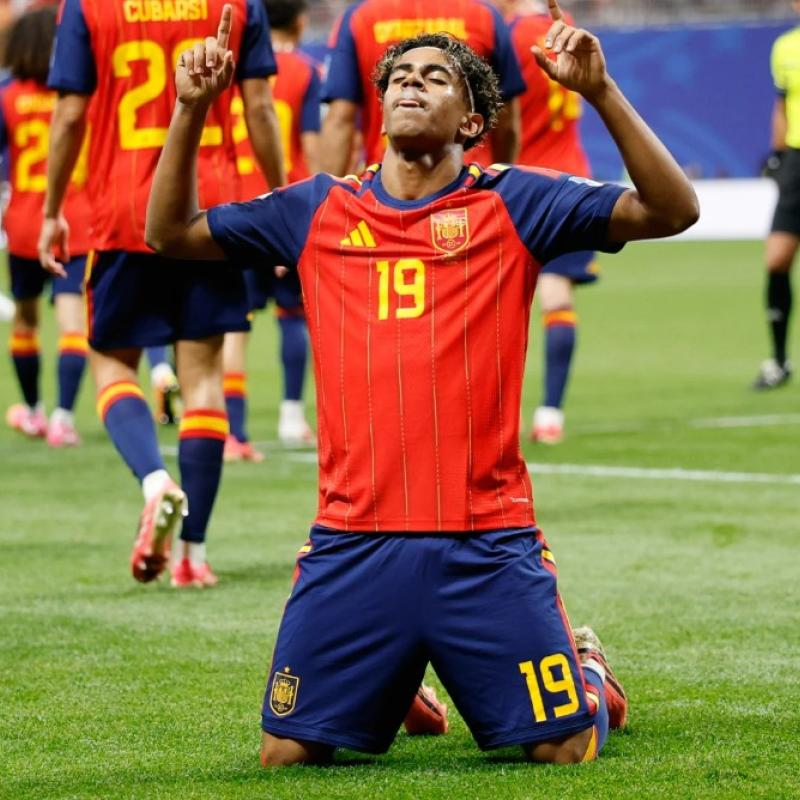 Lamine Yamal scores 10 minutes into his first World Cup start and gives Spain liftoff