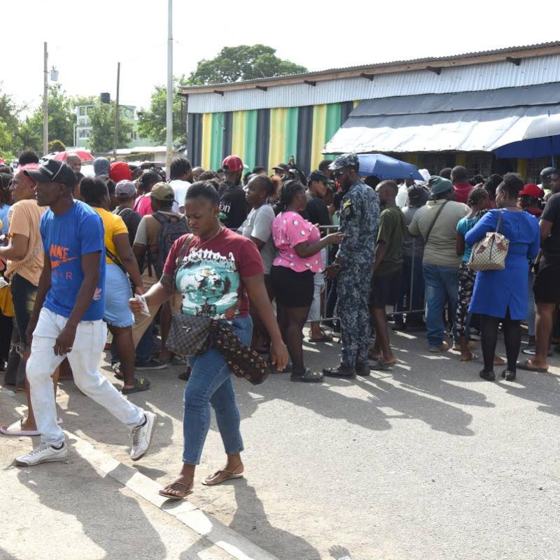 Large crowd braves heat and long lines for Grand Gala tickets