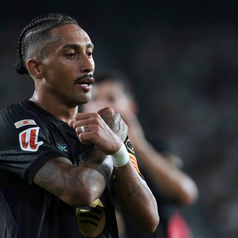 Torres scores twice in debut for PSG