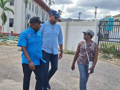Senator Aubin Hill (left), minister of investment, industry and commerce; Delano Seiveright, state minister in the Ministry of Industry, Investment, and Commerce, led by Gloria Henry, vice-president of the Port Authority of Jamaica, on a tour of the Monteg