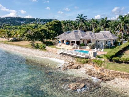 A hidden villa sits beautifully at the water’s edge.