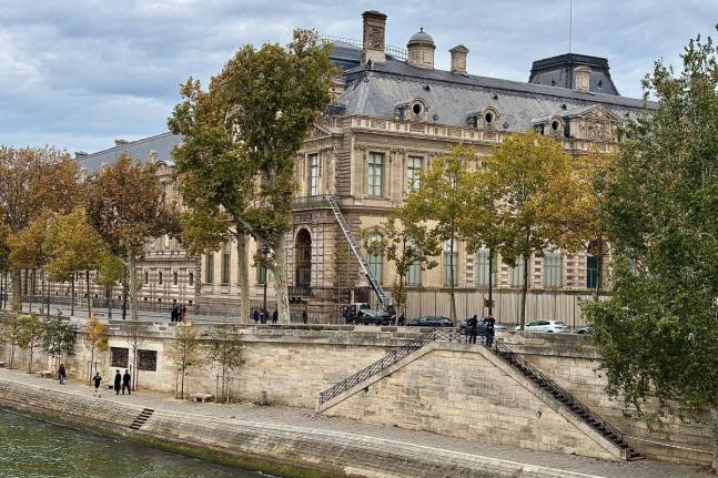 A basket lift used by thieves is seen at the Louvre museum.