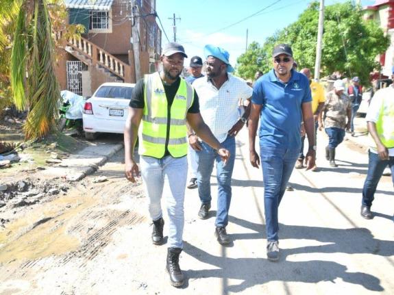 Minister without Portfolio in the Ministry of Economic Growth and Infrastructure Development, Robert Morgan (second right) and Minister without Portfolio in the Office of the Prime Minister responsible for Science, Technology and Special Projects, Dr Andre