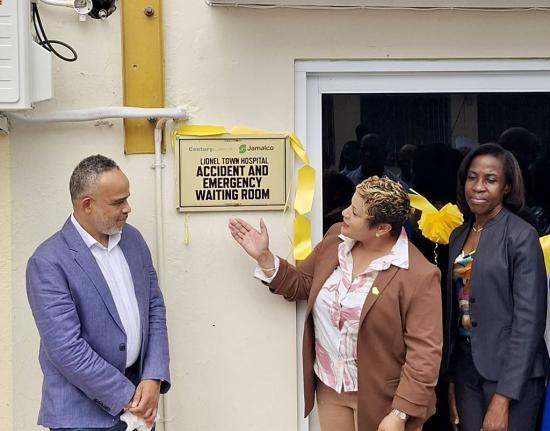 Minister of State in the Ministry of Health and Wellness, Krystal Lee (centre), thanks Jamalco’s Managing Director, Marvin Jackson (left), for the company’s donation toward the renovation of the A&E Waiting Area at the Lionel Town Hospital. Sharing the