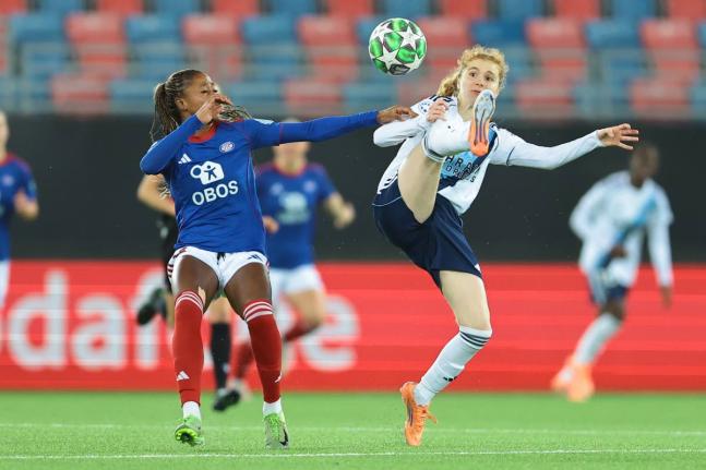 Valerenga’s Mawa Sesay (left) and Paris FC’s Celina Ould Hocine challenge for the ball during the Women’s Champions League football match in Oslo, Norway on December 10.