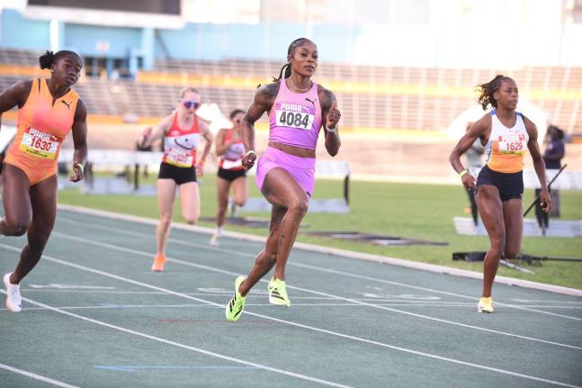 
Elaine Thompson-Herah (centre), wins the S.W. Issac Henry Invitational Meet’s women’s 60 metre invitational at the National Stadium in 7.20 seconds yesterday. Levanya Williams (left) was second in 7.28, Nia Wedderburn-Goodison was fifth in 7.44 second