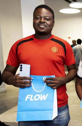 Vaughn Armstrong was the first customer inline at last Friday’s customer experience to celebrate Flow’s recognition as Jamaica’s Fastest Mobile Network. Vaughn, who was inline from 3a.m. and waited for about four hours, was rewarded with a Samsung S2
