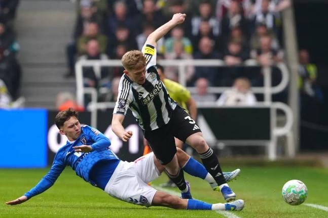 Sunderland’s Chris Rigg (left) and Newcastle United’s Lewis Hall battle for the ball during the teams’ Premier League match at St James’ Park, Newcastle, yesterday. 
