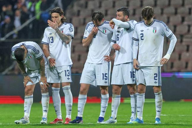 Italy players react during a penalty shoot-out during the World Cup qualifying playoff final soccer match between Bosnia and Italy in Zenica, Bosnia, Tuesday, March 31, 2026. (AP Photo/Armin Durgut)