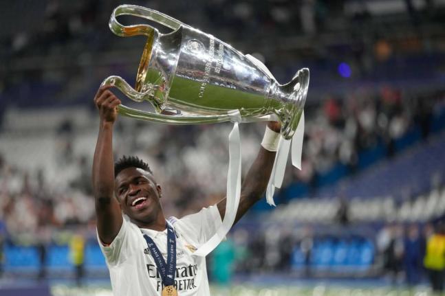  Real Madrid’s Vinicius Junior holds up the trophy after winning the Champions League final  match between Liverpool and Real Madrid in Saint Denis near Paris, May 29, 2022.