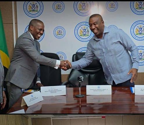 Mayor of Kingston, Andrew Swaby (right) and Dave Jeffery, Deputy Commissioner General – Operation at Tax Administration Jamaica at a press conference about bringing tax and fee compliance services to business and property owners in Half-Way Tree, St Andr