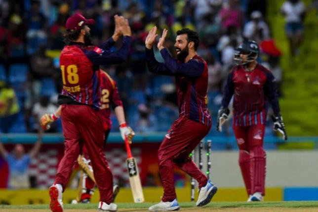 Shadab Khan (centre). 