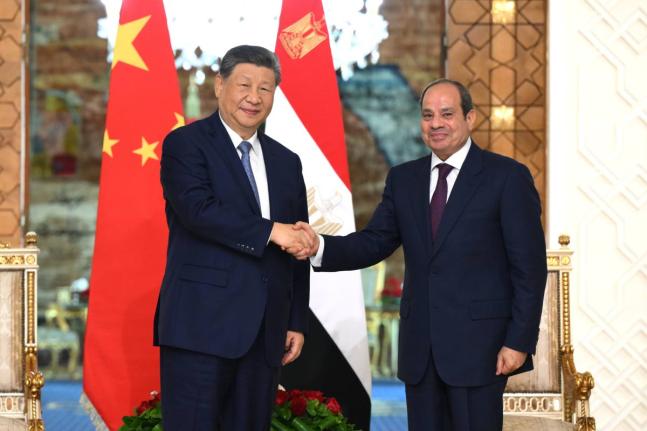 Chinese President Xi Jinping (left) shakes hands with Egyptian President Abdel-Fattah el-Sissi prior to their meeting in Cairo, Egypt, Wednesday.