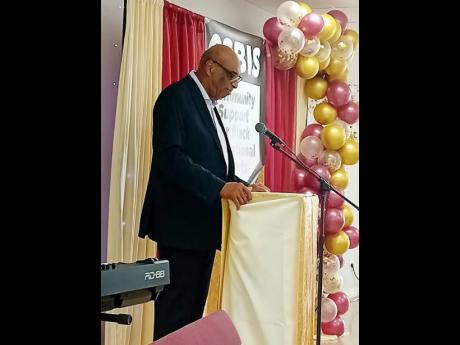 Paul Barnett addresses the graduation celebration.